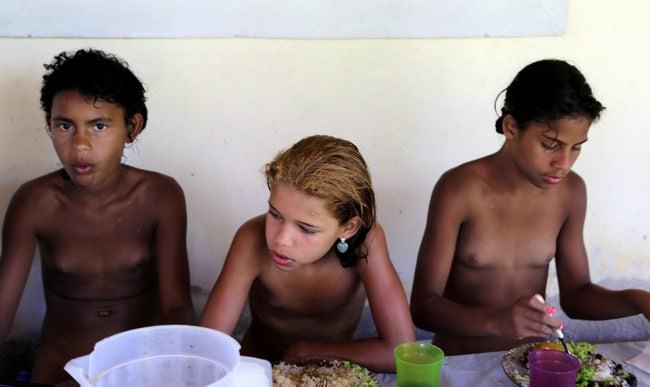 Beautiful photo gallery about nudism PureNudism A family gathering # 2 [純粋なヌーディズム]